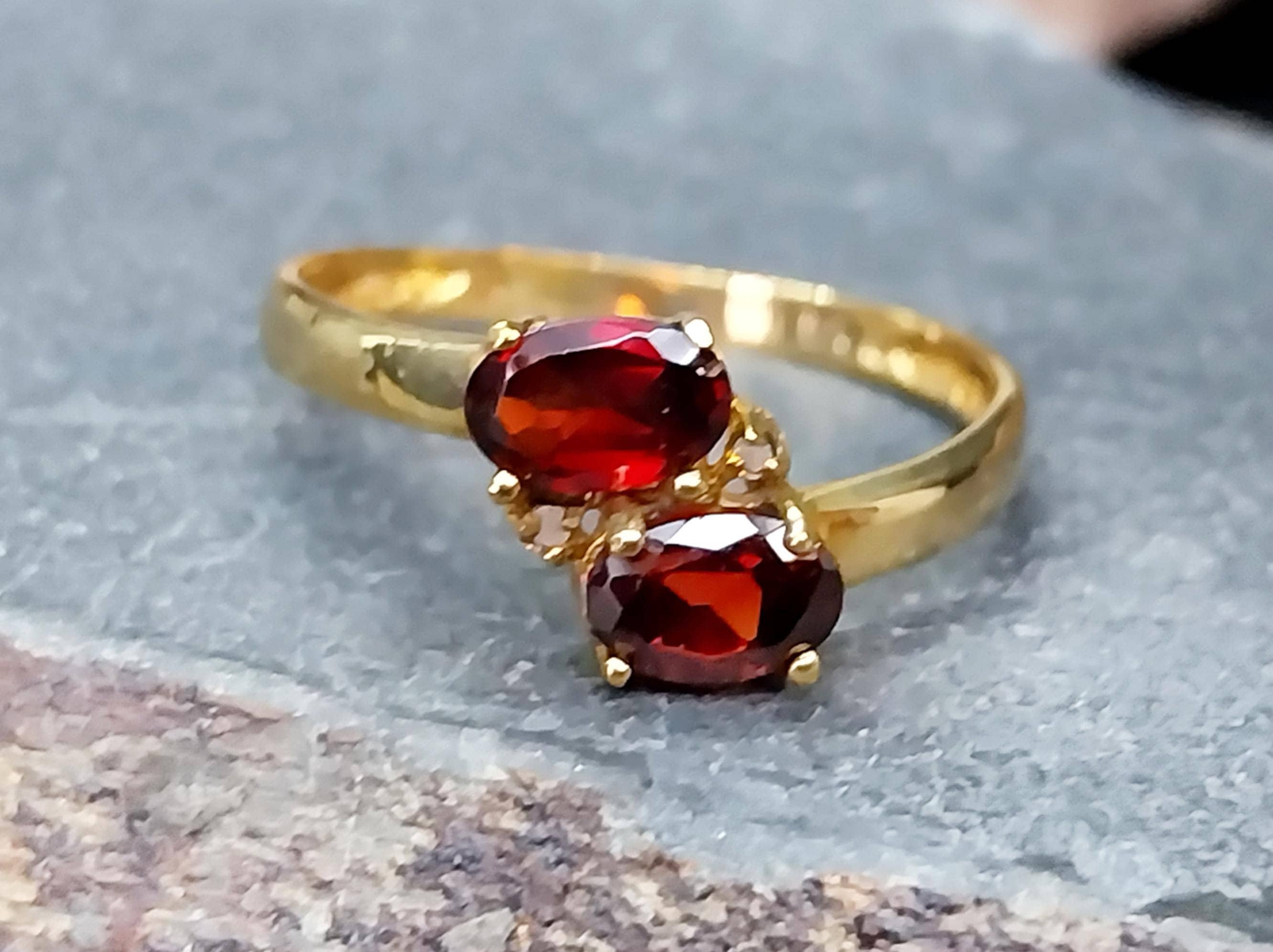Vintage 9ct GOLD Opal & Red Gemstone Ring - Size uk P 1/2 (us 8) - Hallmarked - 1.5g