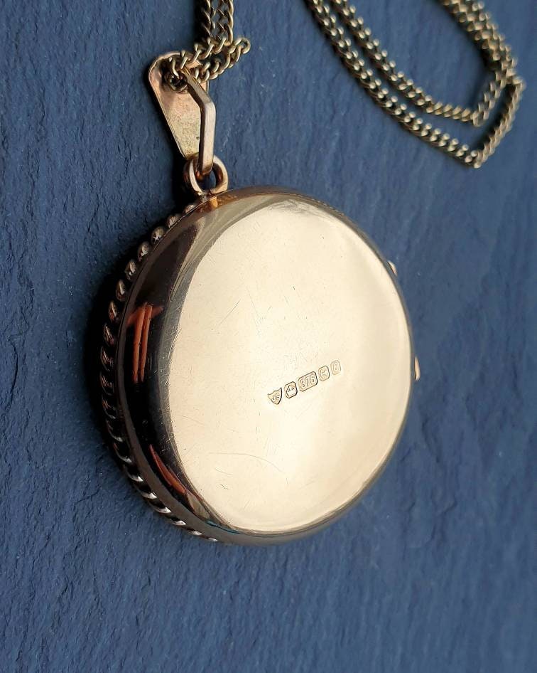 Large 9ct GOLD LOCKET - Circle with Tulip Flowers on 20" Chain - 12.9g