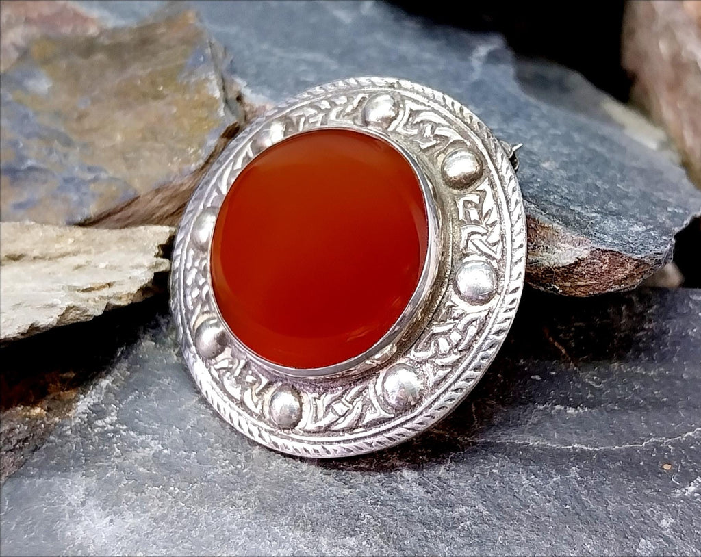 ROBERT ALLISON Carnelian blood orange Brooch - Shield c. 1955 - 15.9g