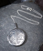 Large Sterling Silver Circular LOCKET Necklace -  on 20" Chain c 1973 - 8.4g