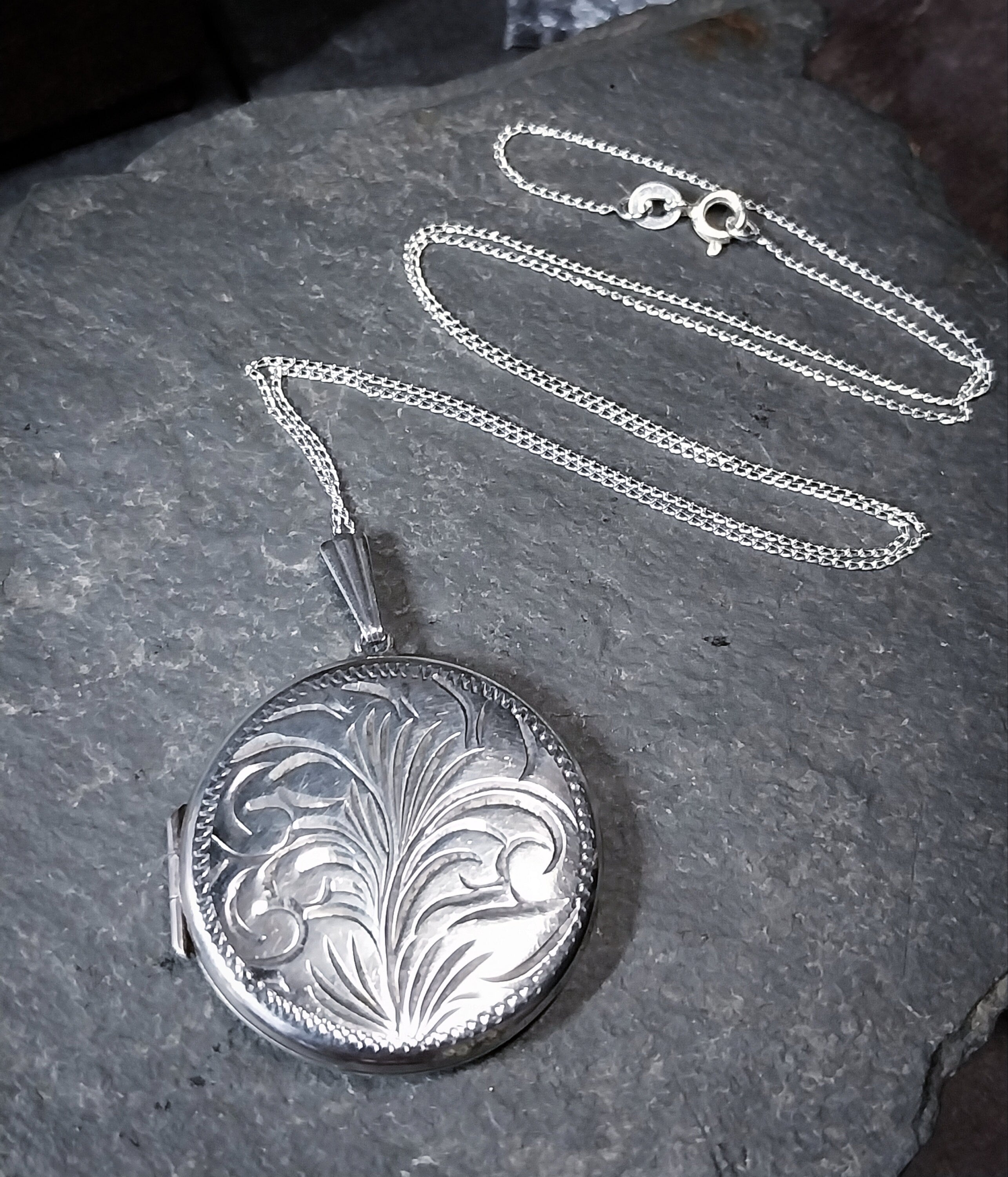 Large Sterling Silver Circular LOCKET Necklace -  on 20" Chain c 1973 - 8.4g