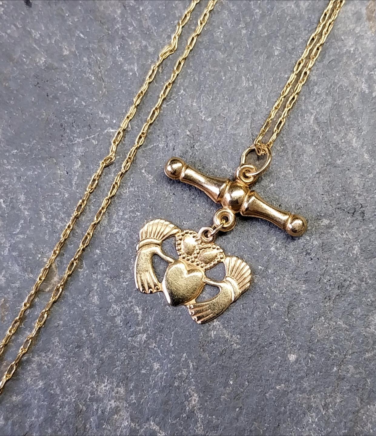 Vintage 9ct GOLD Celtic CLADDAGH T-BAR Necklace, on 20" Gold Chain - 1.8g