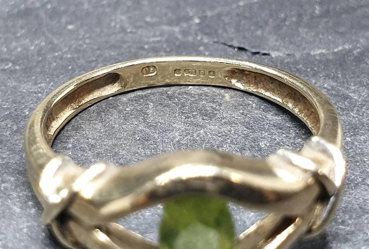 9ct GOLD Green Peridot Gemstone Ring - Size uk N (6.5) - 2.3g