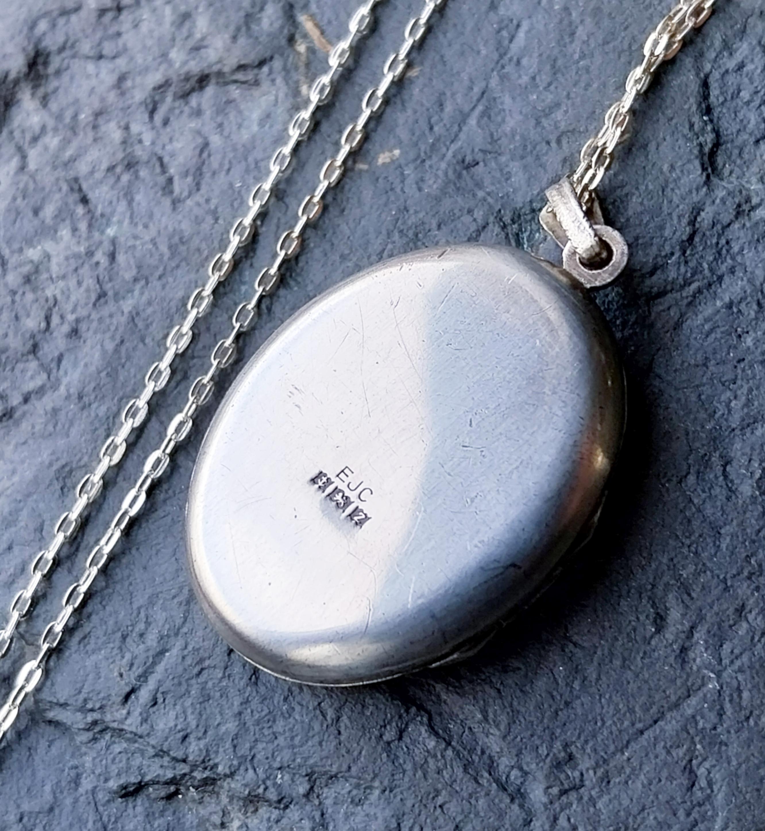 Vintage STERLING SILVER Oval Locket Necklace - on 18" Chain - 5.5g