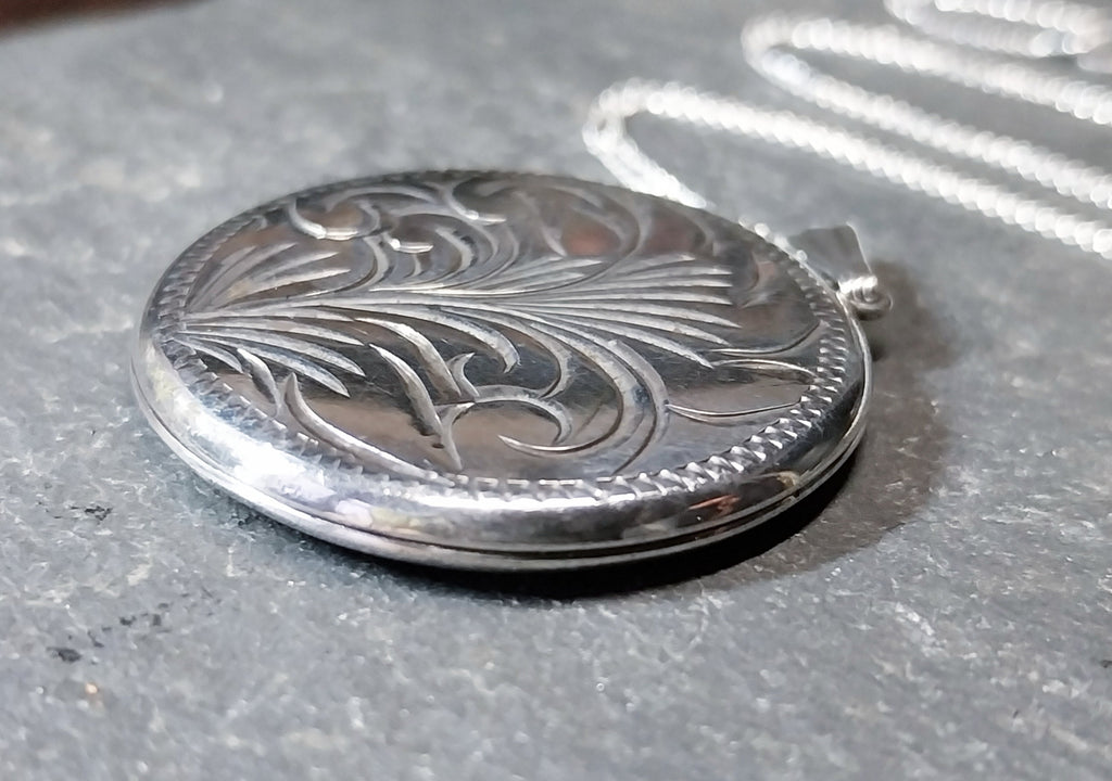 Large Sterling Silver Circular LOCKET Necklace -  on 20" Chain c 1973 - 8.4g