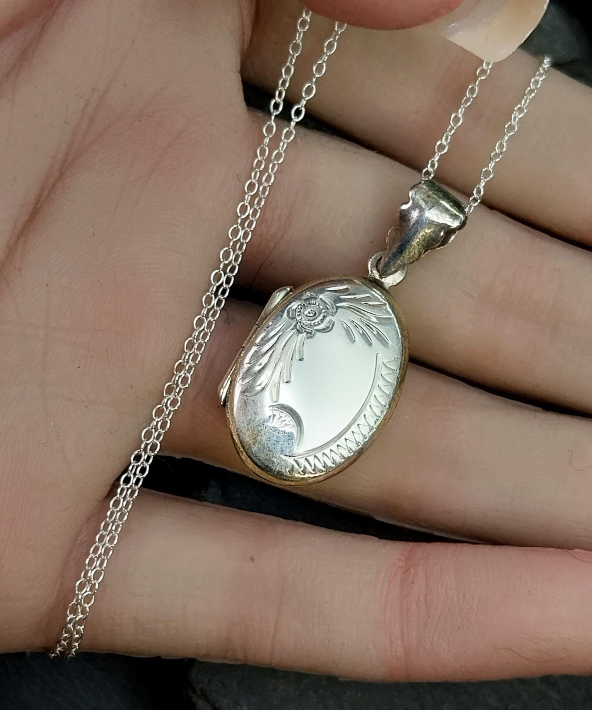 Vintage SILVER OVAL Locket Necklace single flower - with 18" Chain - 4.5g