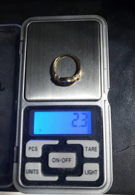 9ct GOLD Green Peridot Gemstone Ring - Size uk N (6.5) - 2.3g