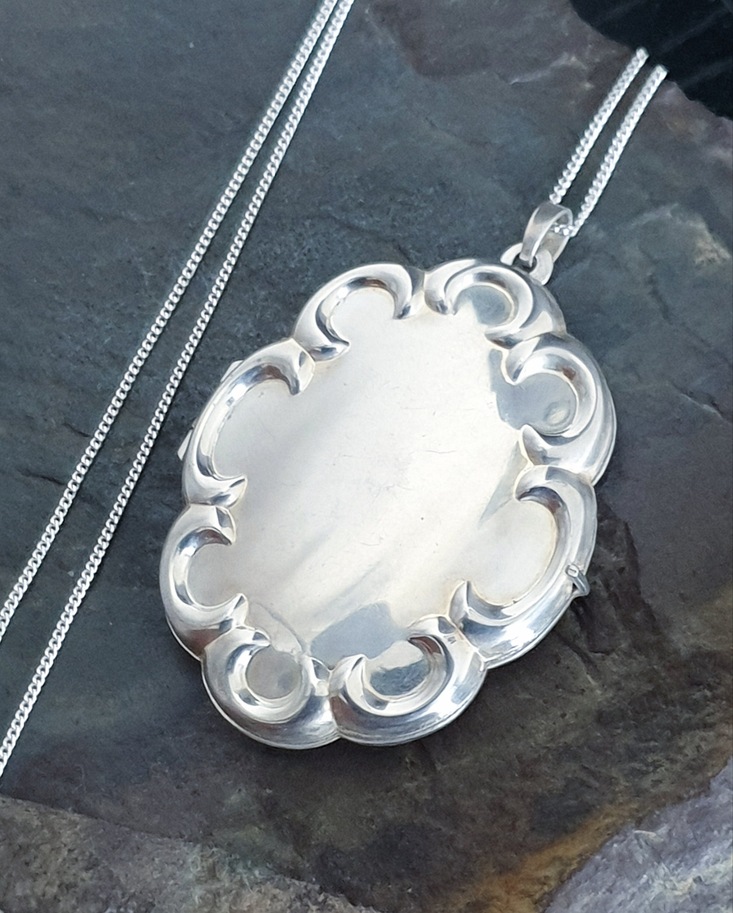 XL Silver Scalloped OVAL LOCKET Necklace with 20" Chain - 9.4g