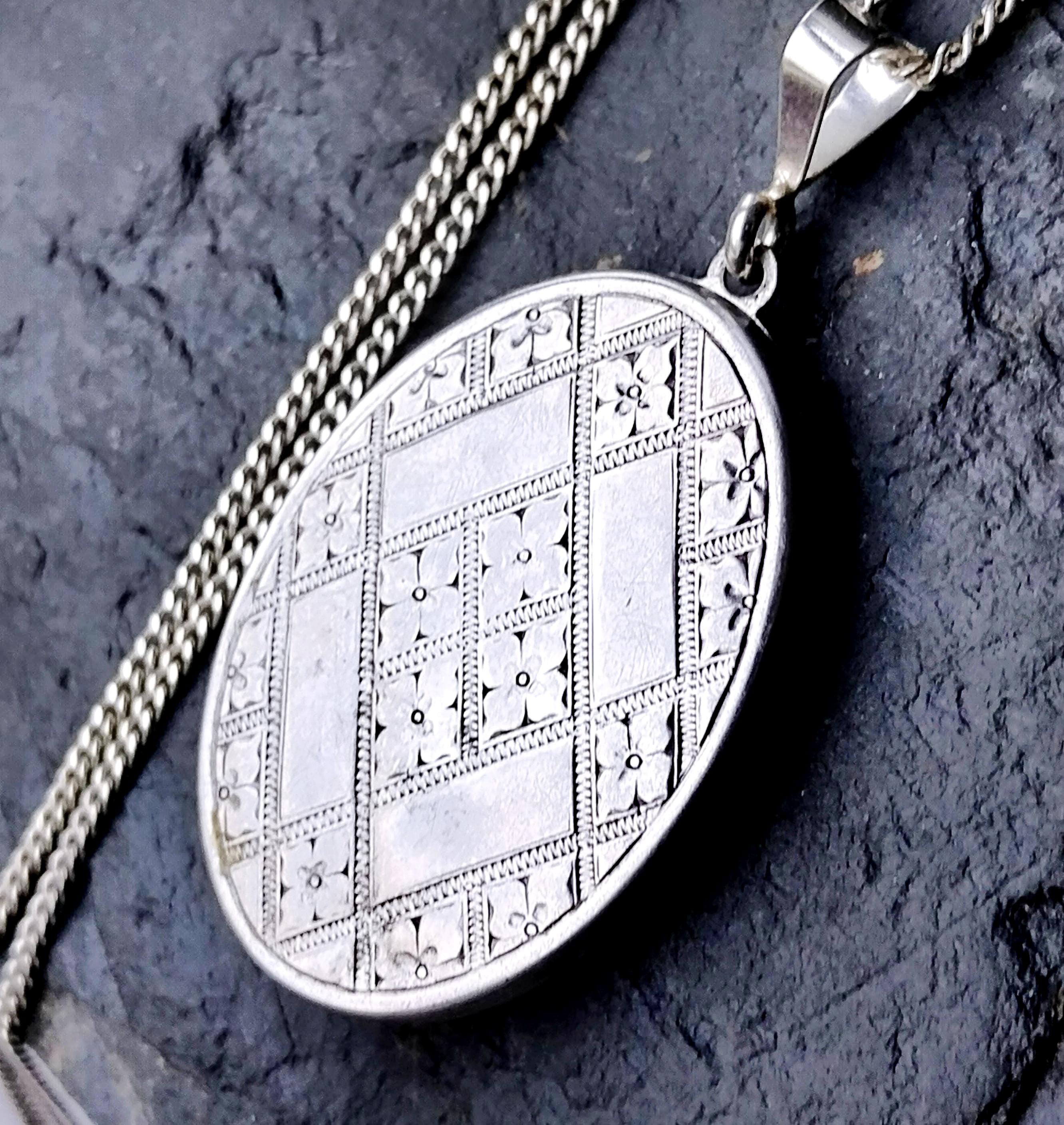 SILVER LOCKET with Criss Cross Deco design on 18" Chain - 10g
