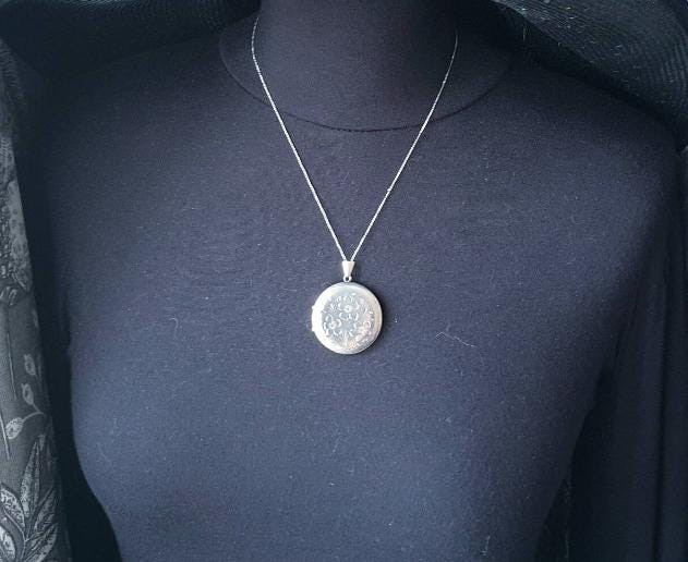 Large Sterling SILVER LOCKET Round with 3 flowers on 20" Chain - 10.9g