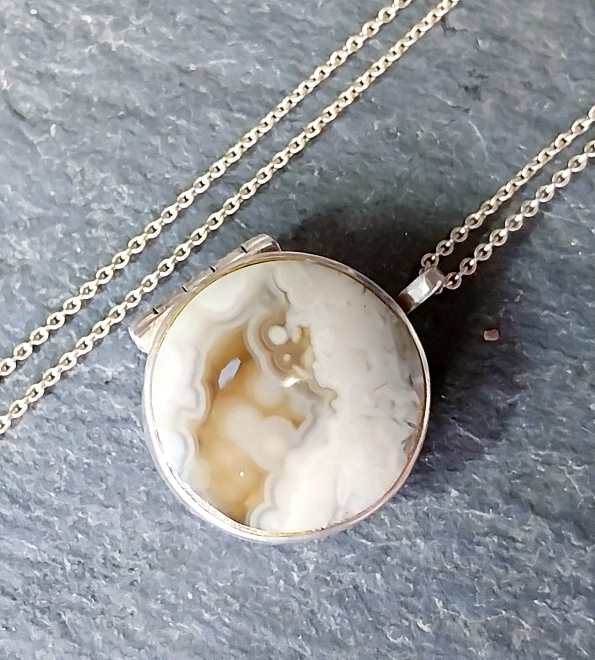 Vintage Sterling Silver Agate Circle Locket - 18" chain - 10.3g