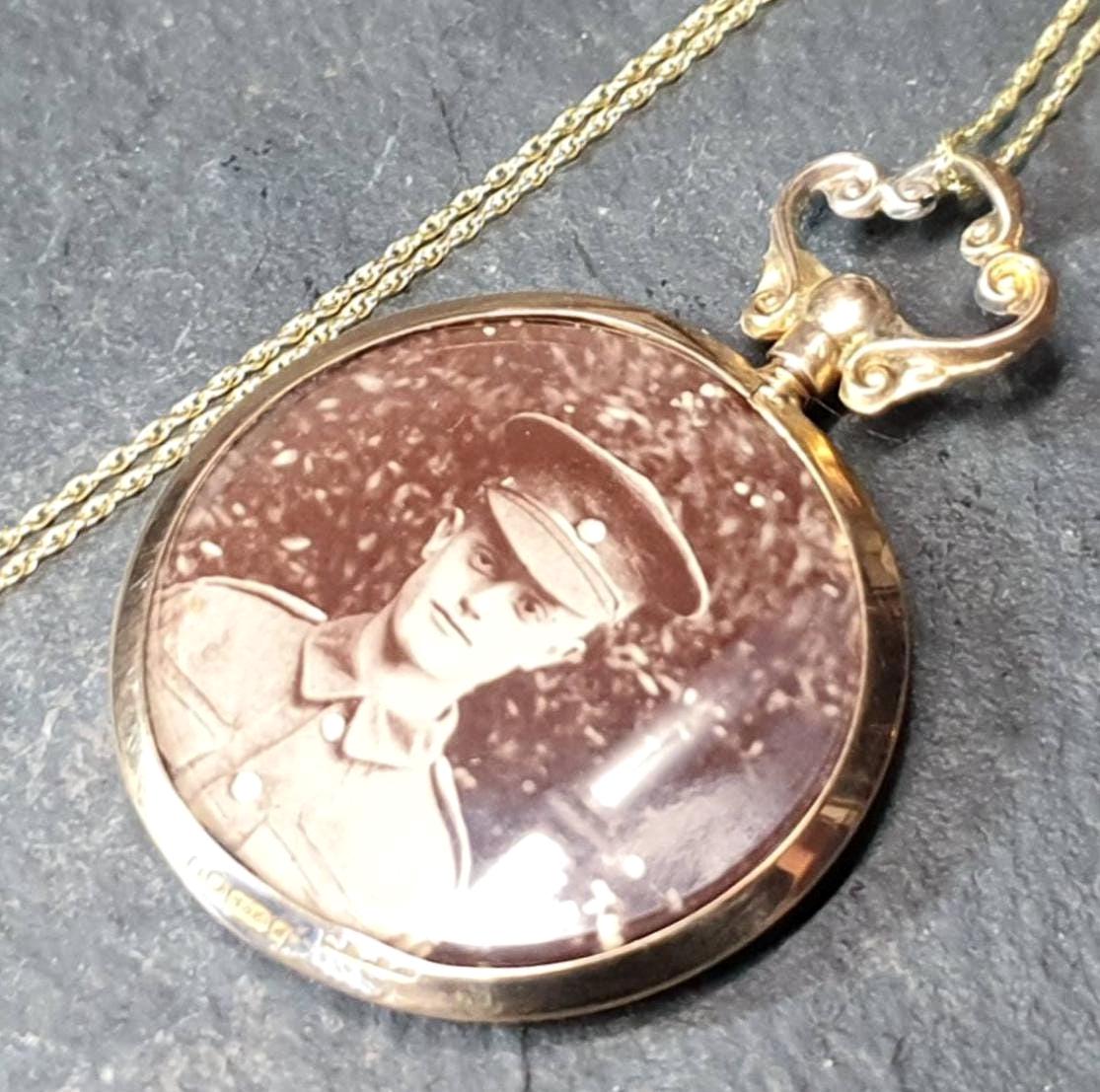 Victorian 9ct Gold Photo Locket Fob / Pendant on 20" chain - Circa 1887  - 4.2g