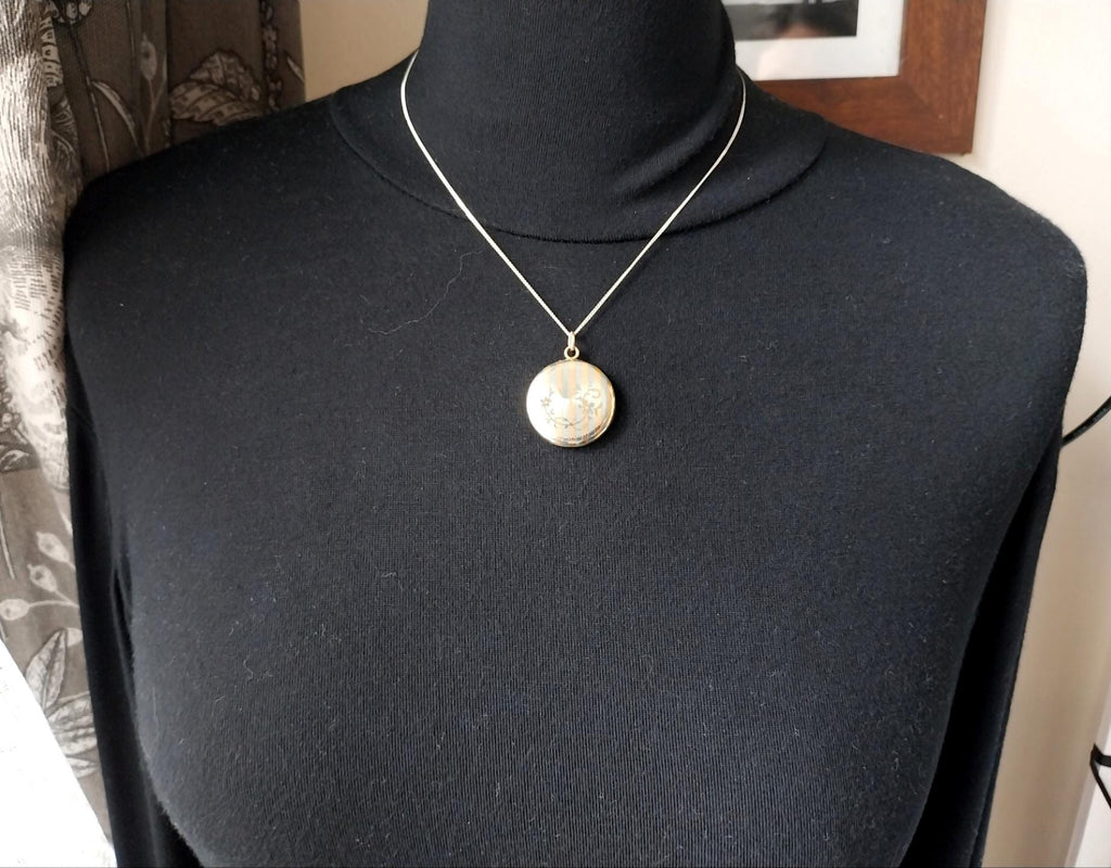 Pretty Silver LOCKET with Swallow and striped Pattern on 18" Chain - 9.5g