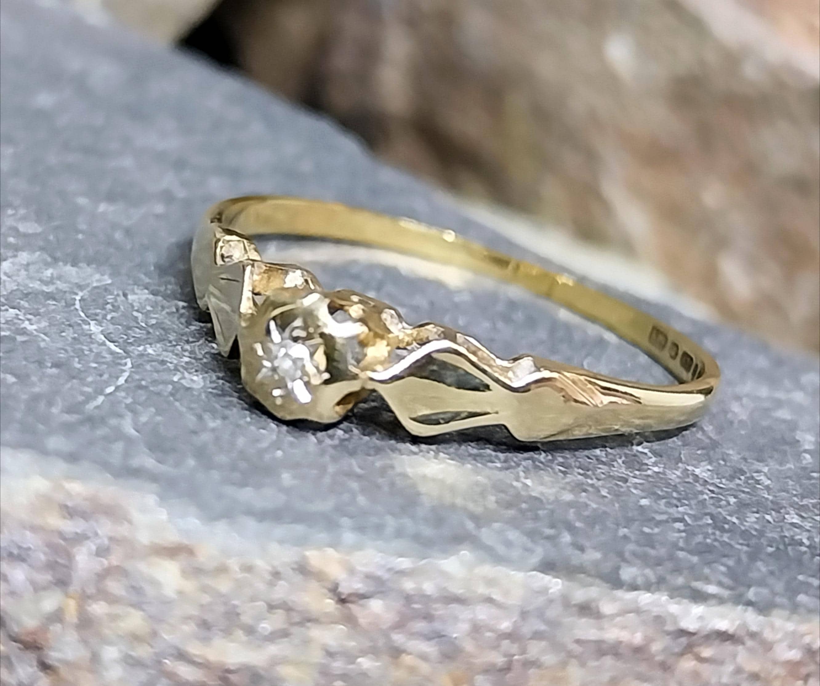Vtg 9ct GOLD Illusion RING with Diamond - Size uk P 1/2 (us 8) - 1g