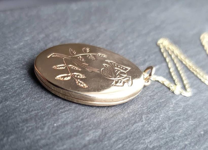 Beautiful vintage 9ct GOLD Single Rose Locket on 20" Chain - 6.7g