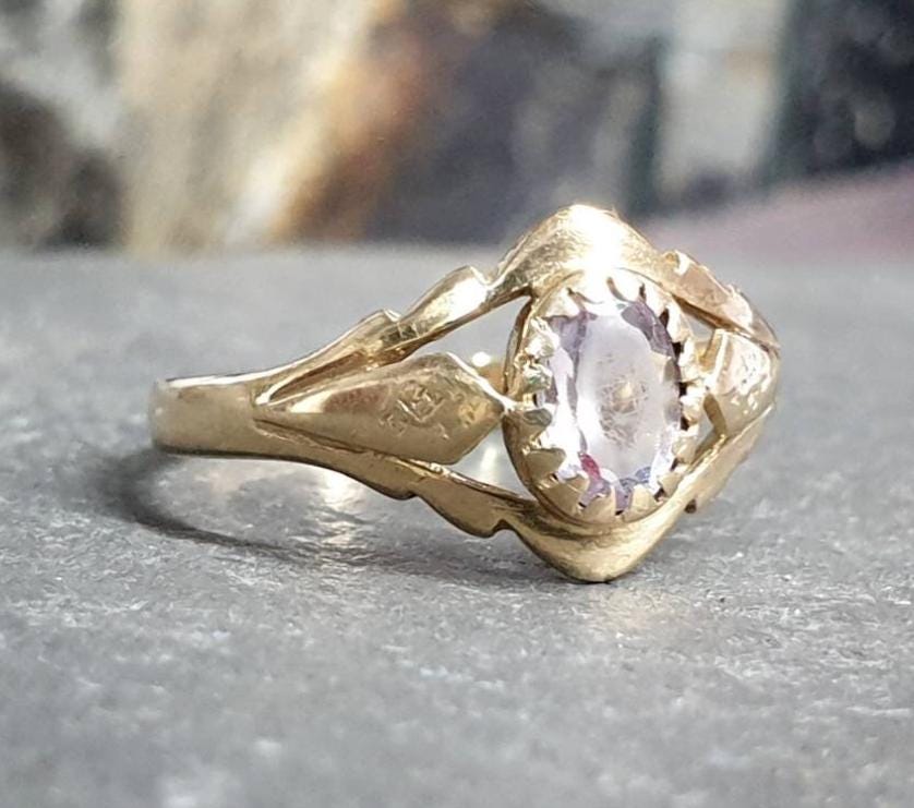 9ct GOLD Ring with Purple Lilac Amethyst  Size uk O (us 7) - 1.4g