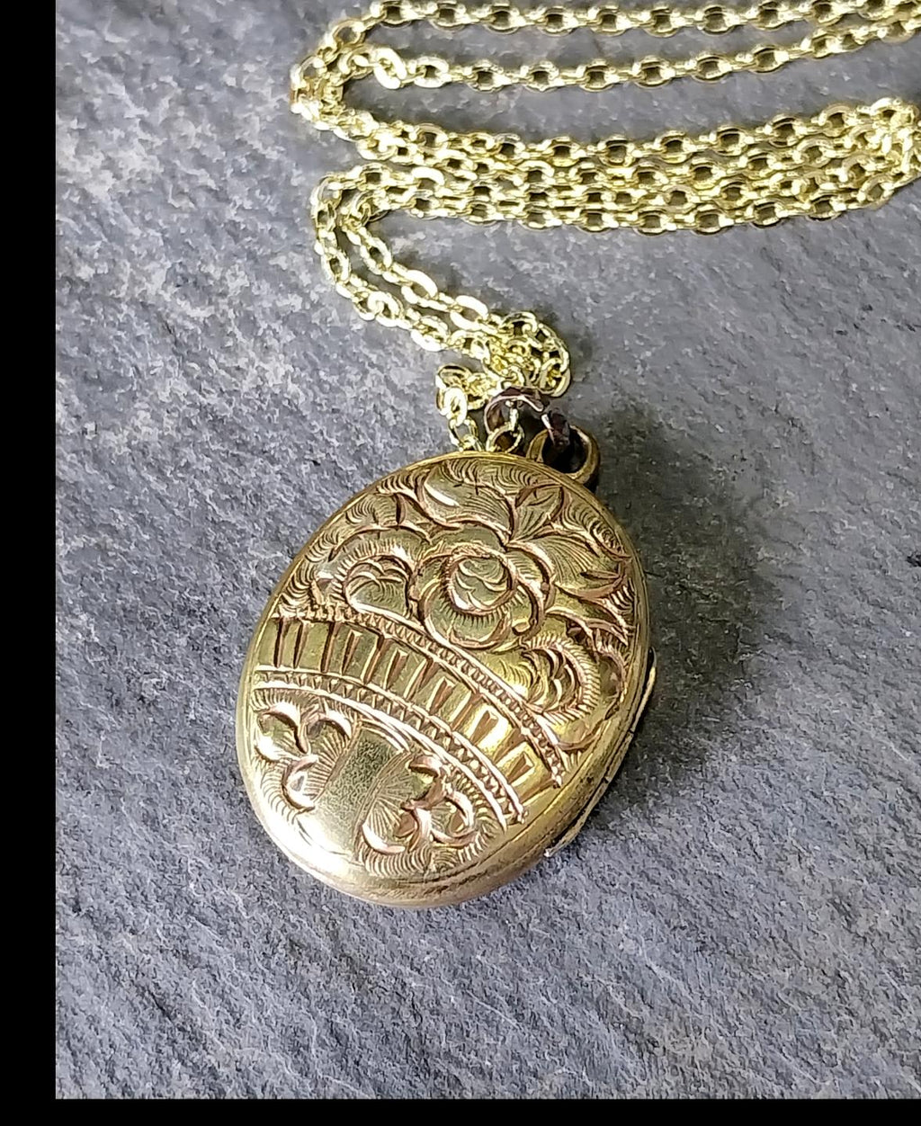 ANTIQUE Oval LOCKET - Pinchbeck Gilt on 18" Chain - 7.6g