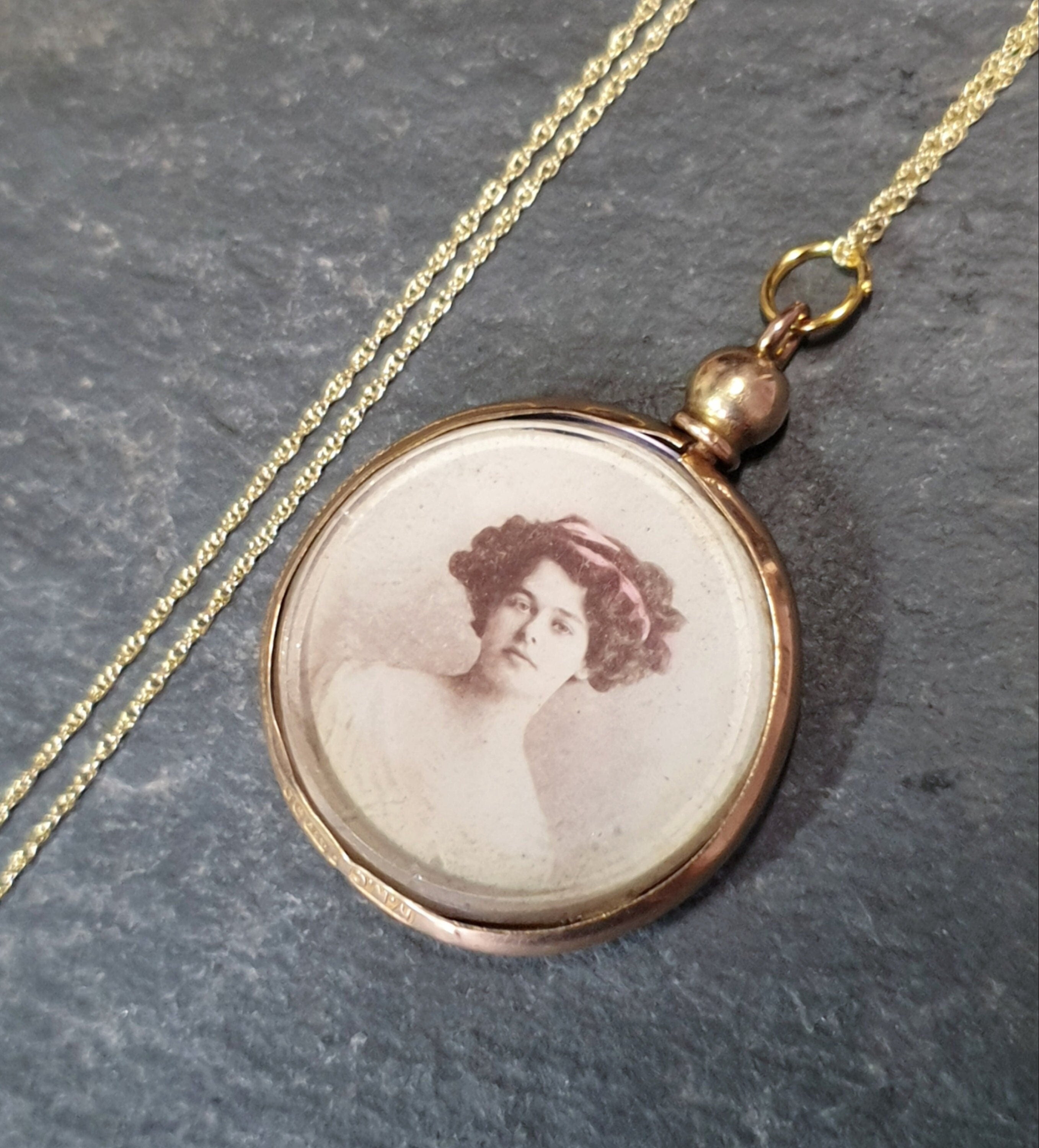 Edwardian 9ct Gold Photo Locket Pendant - Ci 1910 Double Sided Locket on 20" chain 5.2g