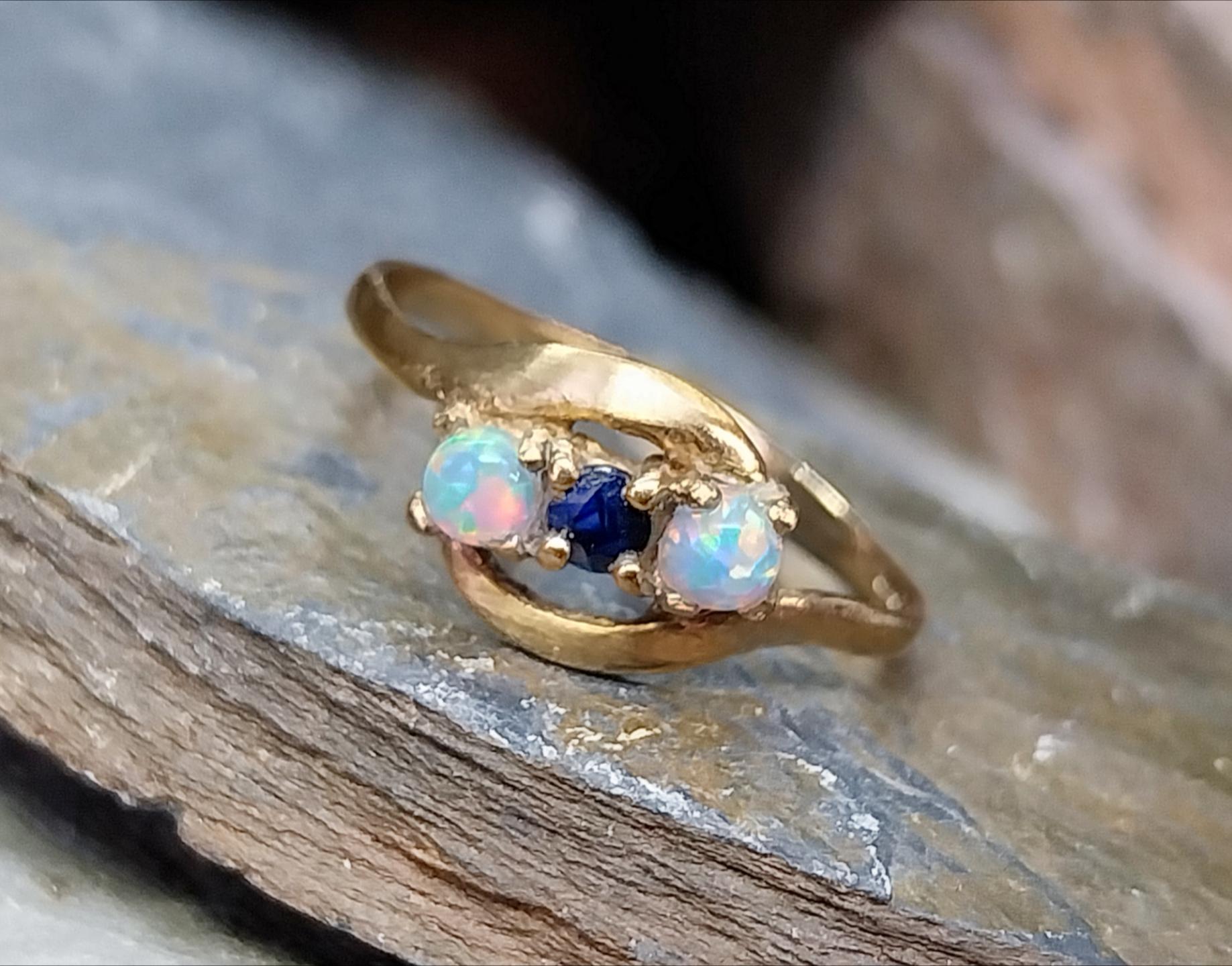 9ct GOLD Fire Opal & Sapphire Ring - Size uk L 1/2 (us 6) - Hallmarked - 1g