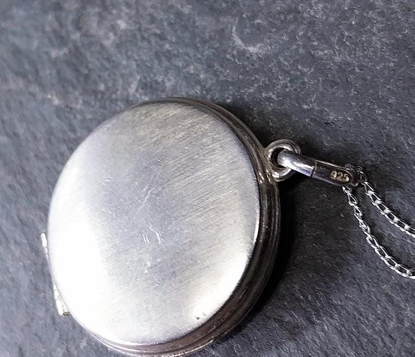 Large Silver Circular LOCKET with Four Leaf Clover Pattern on 18" Chain - 5.7g