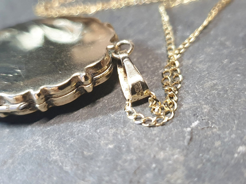 Large 9ct GOLD OVAL LOCKET Necklace - Basset Hound Dog Portrait on 18" chain - 10.1g
