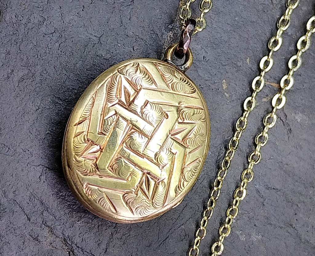 ANTIQUE Oval LOCKET - Pinchbeck Gilt on 18" Chain - 7.6g