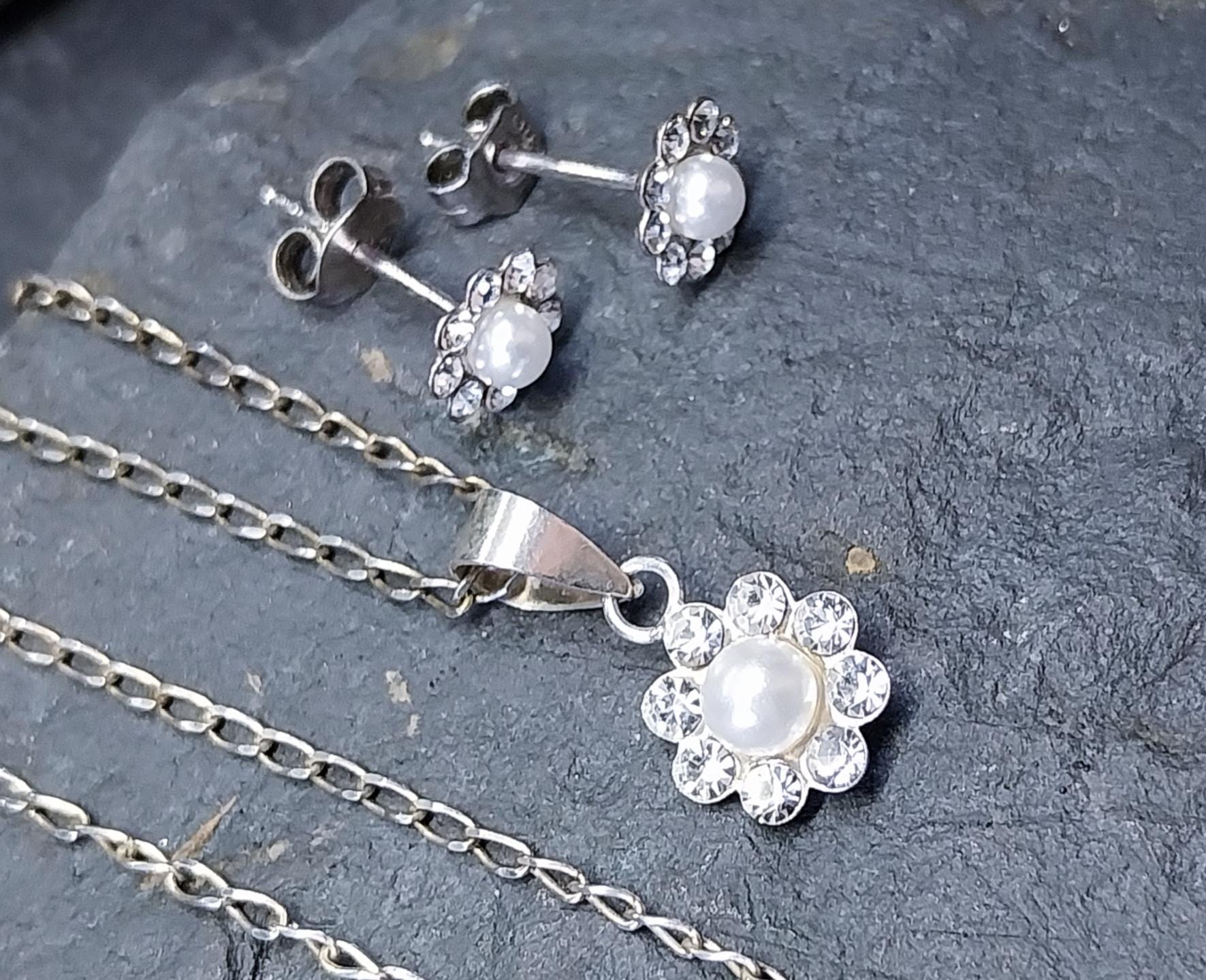 Sterling Silver Daisy Flower  Necklace and Matching Earrings Set - 2.3g