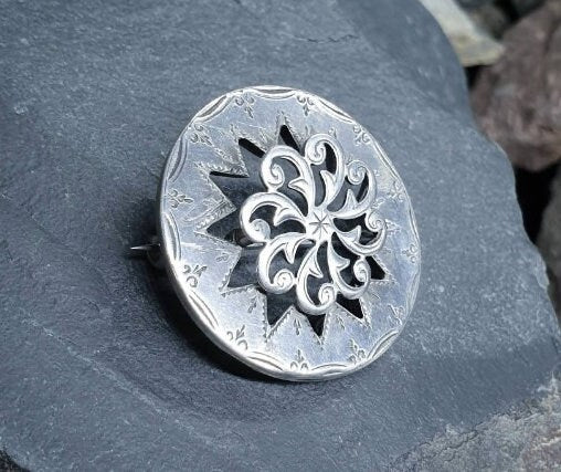 ANTIQUE SILVER BROOCH - Moving centre Spiral Star - Victorian 5.3g