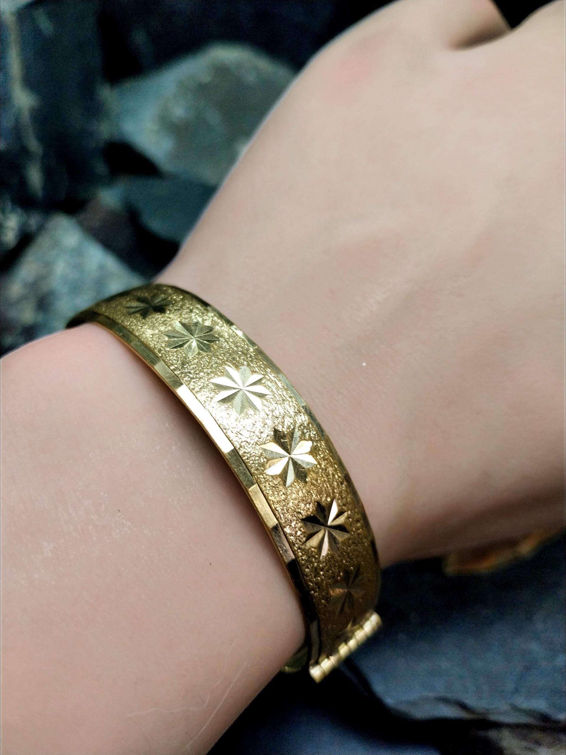 Vintage 9ct Rolled GOLD BANGLE Bracelet Wide with star pattern - 28.7g