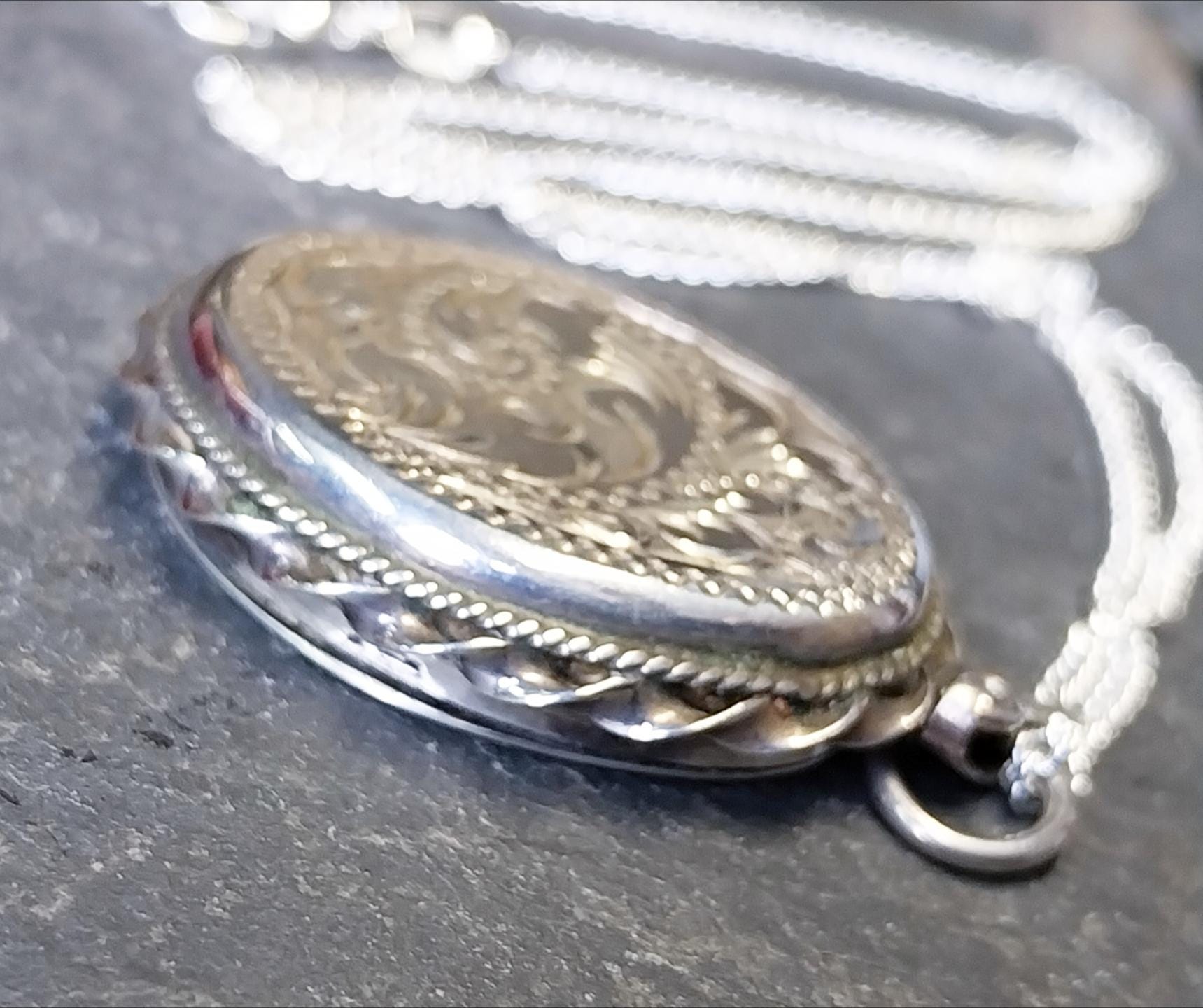 Large Sterling SILVER Oval LOCKET - Double Sided with 20" Chain - 12.1g