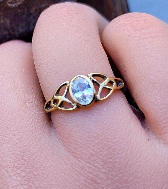 9ct GOLD CELTIC KNOT Ring - Clear Gemstone - uk size P (us 7.5) - 1.3g