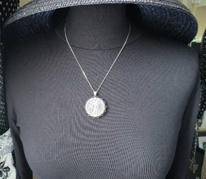 Large Vintage SILVER SUNBURST LOCKET - Sunning with 20" Chain - 10.2g