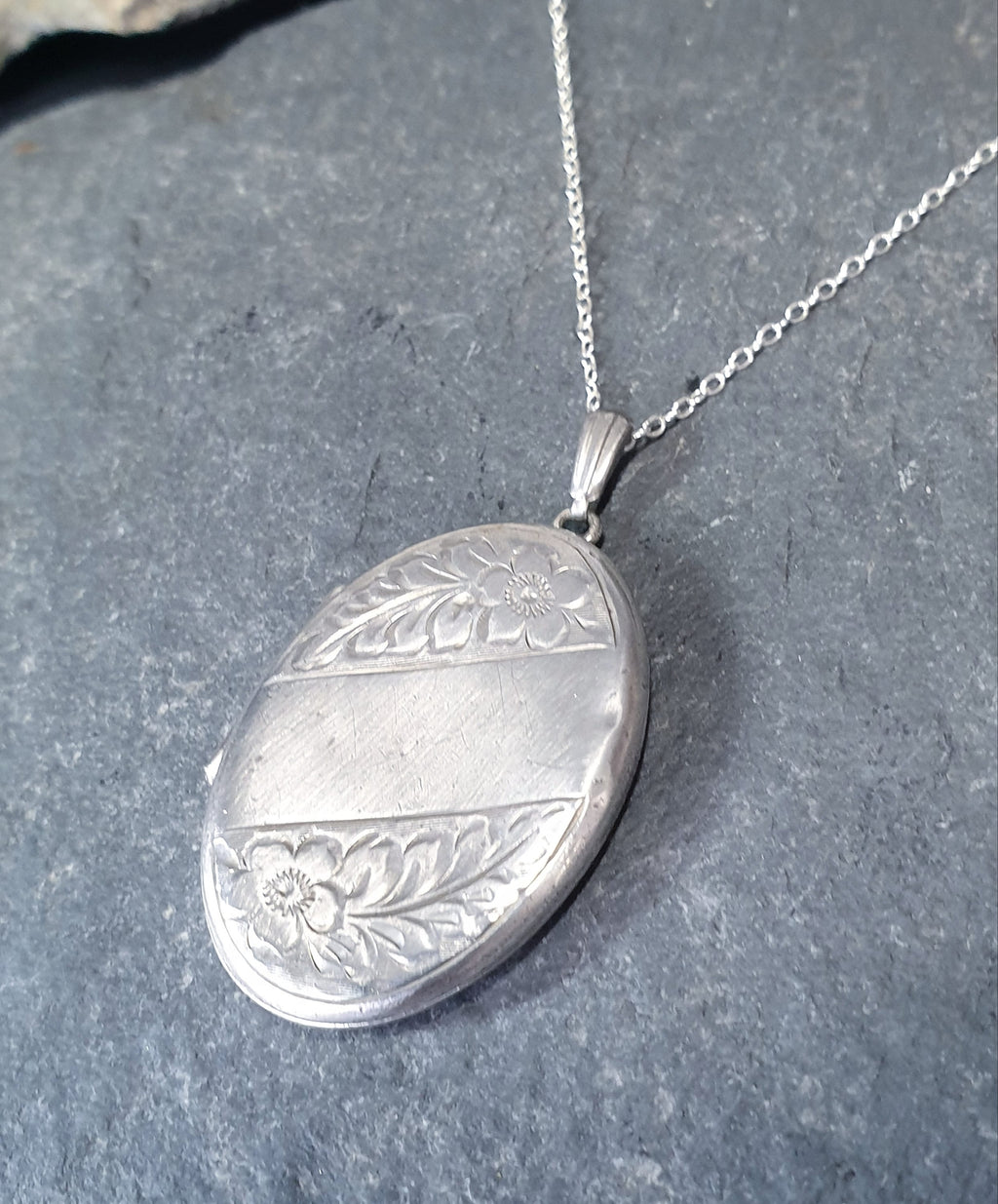 Vtg STERLING SILVER Oval Locket Necklace - with 20" Chain - 8.1g