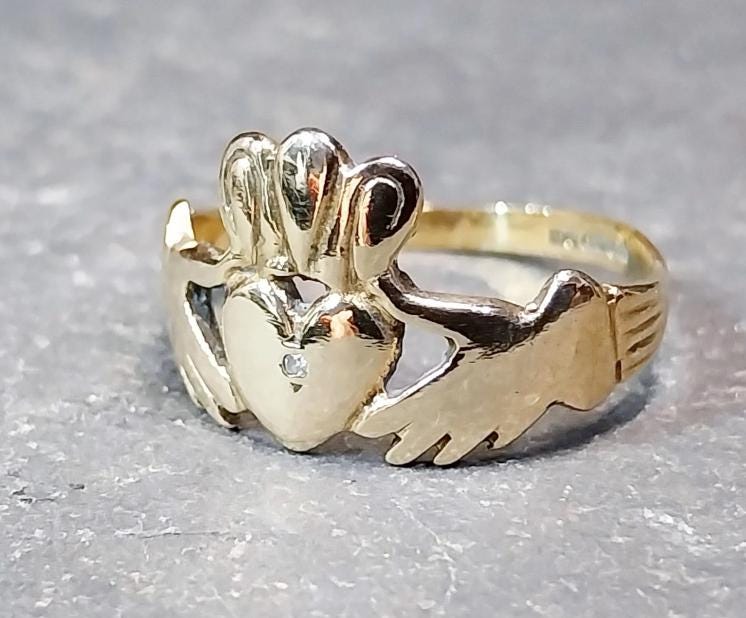 9ct Gold CELTIC CLADDAGH Ring with Diamond - UK Size O (7.5) - 2.2g