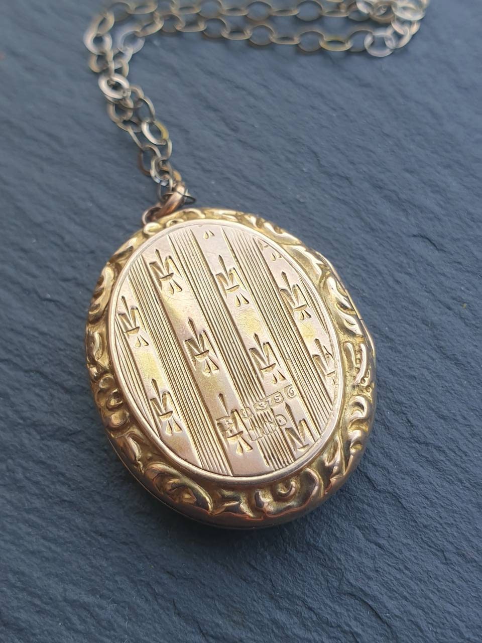 Antique 9ct GOLD LOCKET - Chester 1914 on 20" Chain - 6g
