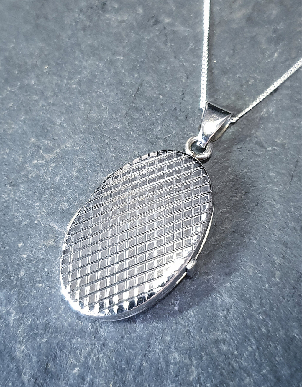Vintage Oval SILVER LOCKET with Diamond Criss Cross design on 20" Chain - 6.2g