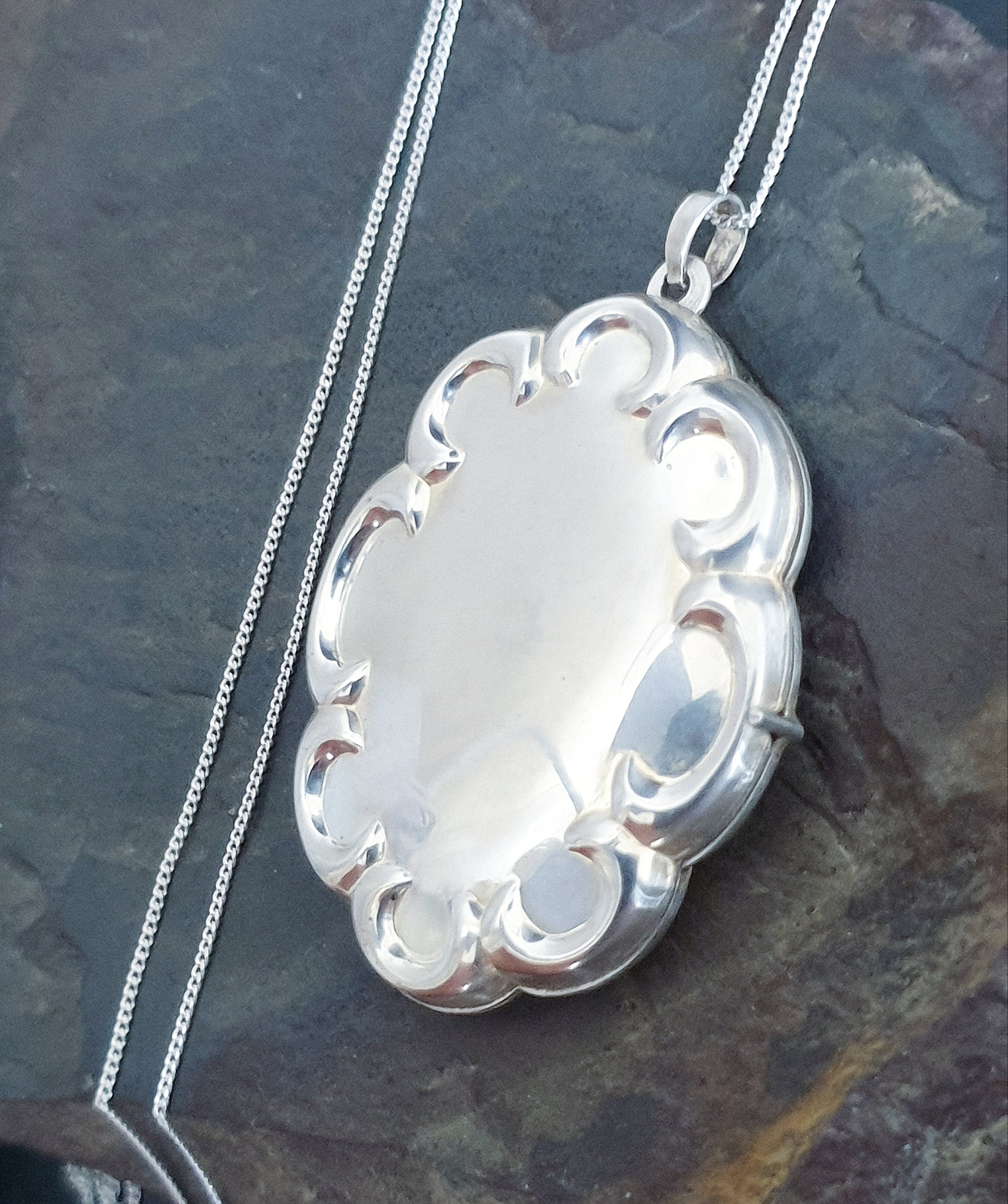 XL Silver Scalloped OVAL LOCKET Necklace with 20" Chain - 9.4g
