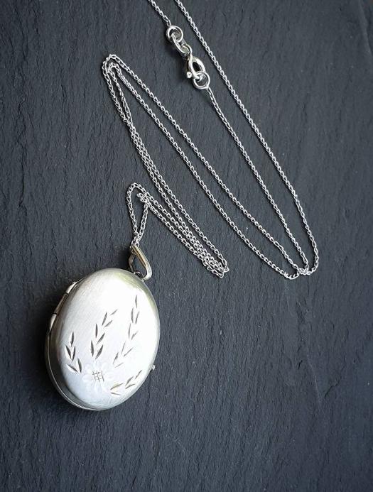 Vintage STERLING SILVER Oval LOCKET -Etched Flower with 18" Chain - 4.1g
