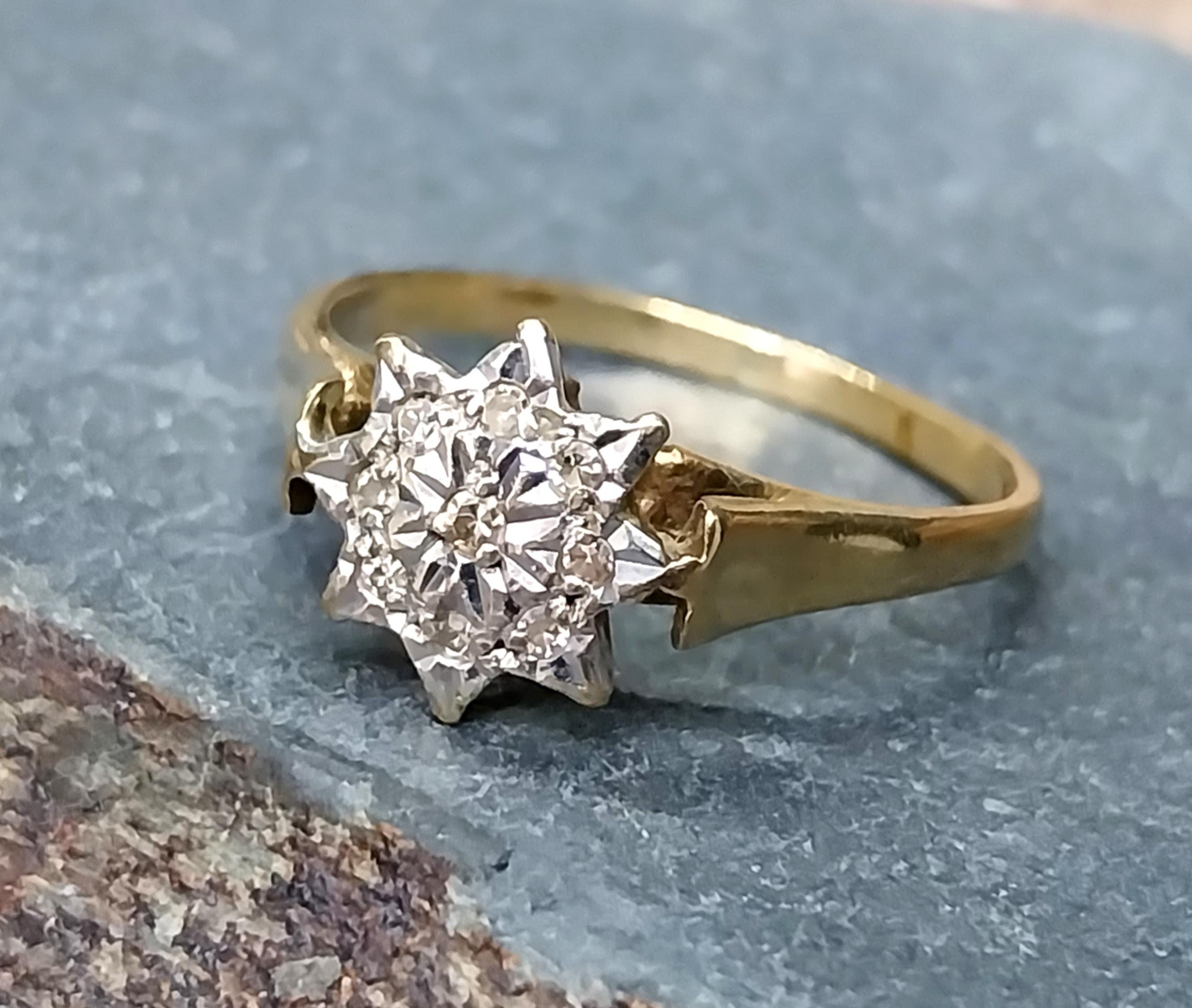 9ct GOLD DIAMOND Star Ring - Size uk M 1/2 (us 6.5) Hallmarked - 2.1g