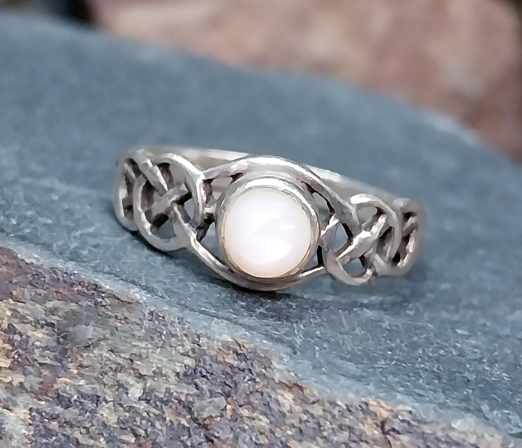 Vintage Mother of Pearl RING Sterling Silver Celtic Knot - Size uk m1/2 ( us 6.5) - 1.5g