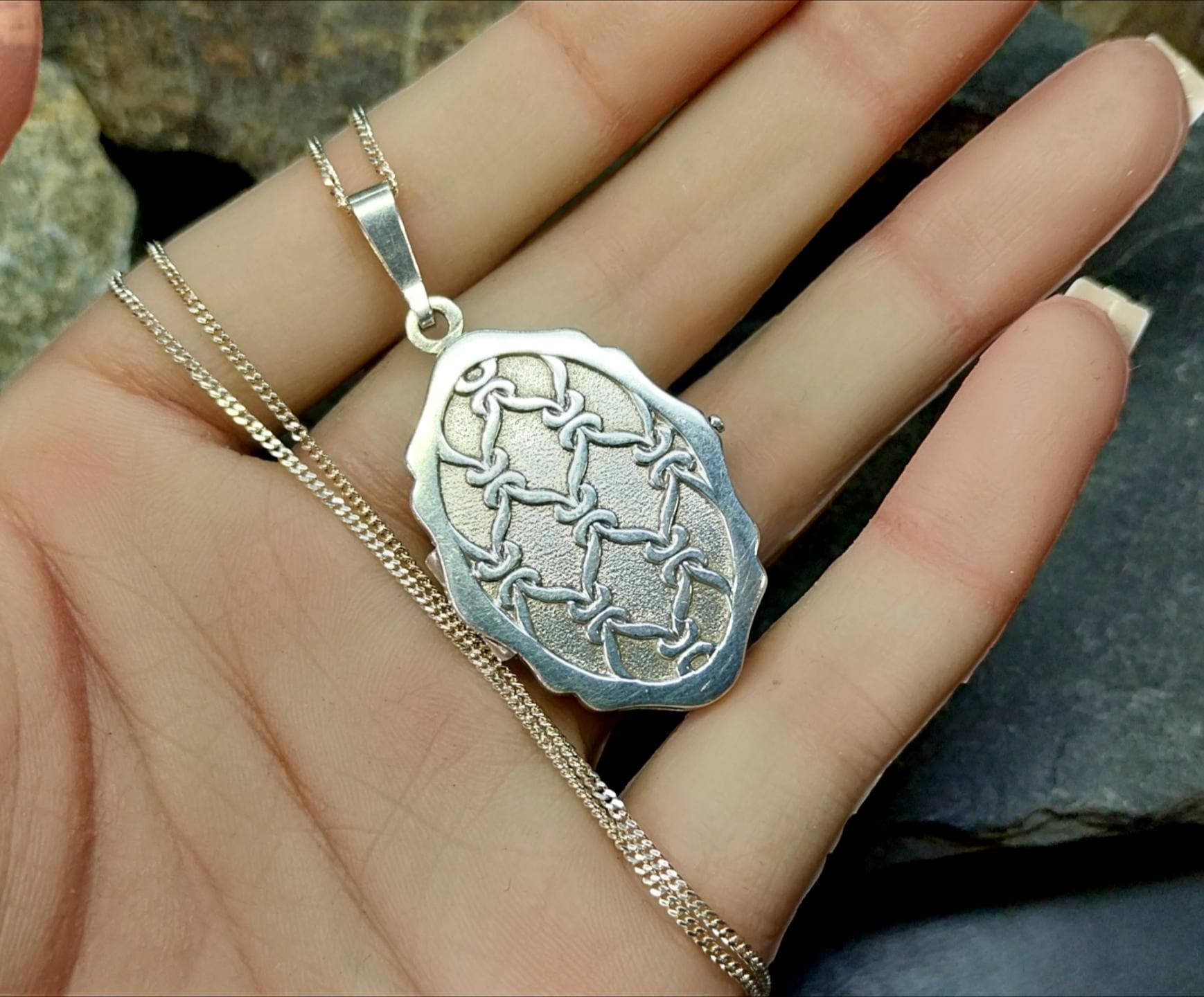 Large Vintage Sterling SILVER LOCKET with knot pattern - on 20" Chain - 22.4g