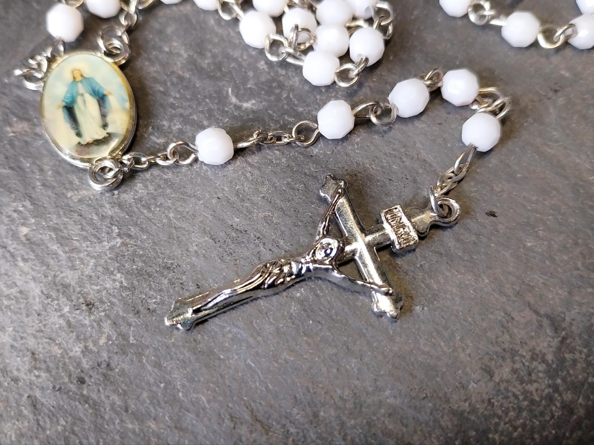 Vintage White ROSARY Beads - Old Prayer Beads and crucifix - 26" 11.3g