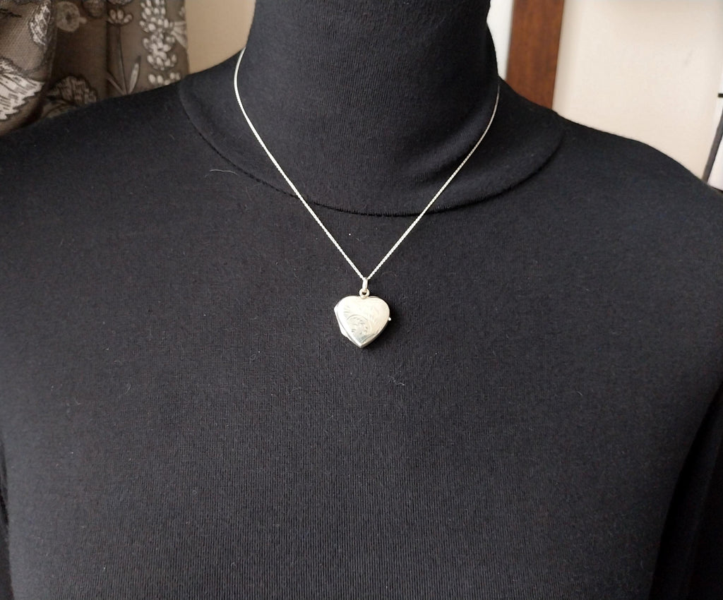 Small Silver HEART Locket Necklace on 18" chain - 3.8g