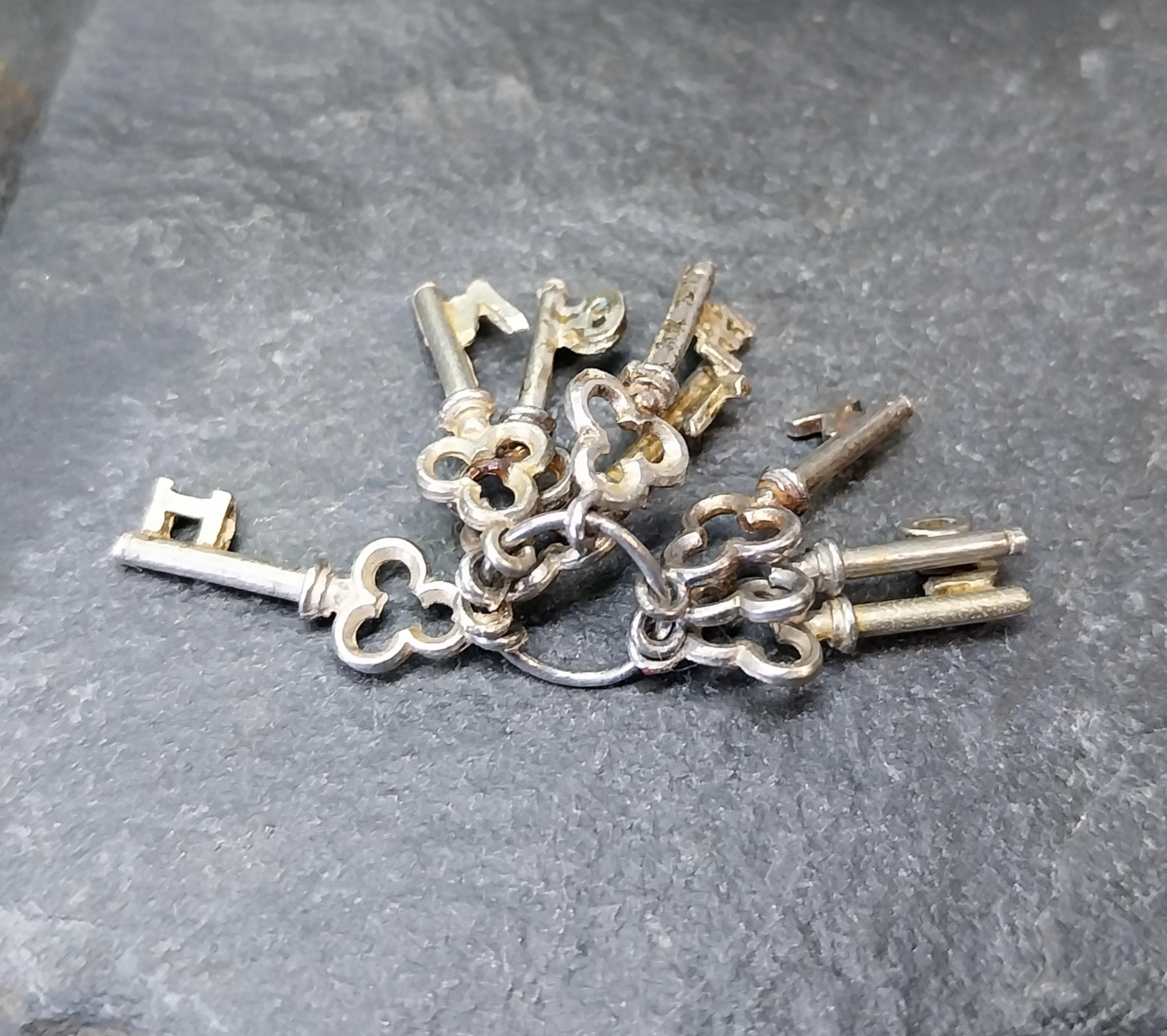 Vintage SILVER Skeleton Keys Charm - I Love You Bracelet Charm 3.4g