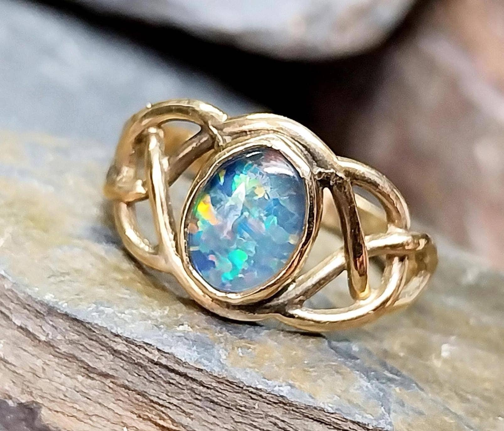 9ct Gold CELTIC Black Opal Ring - Size uk R (us 8.5) - 2.7g