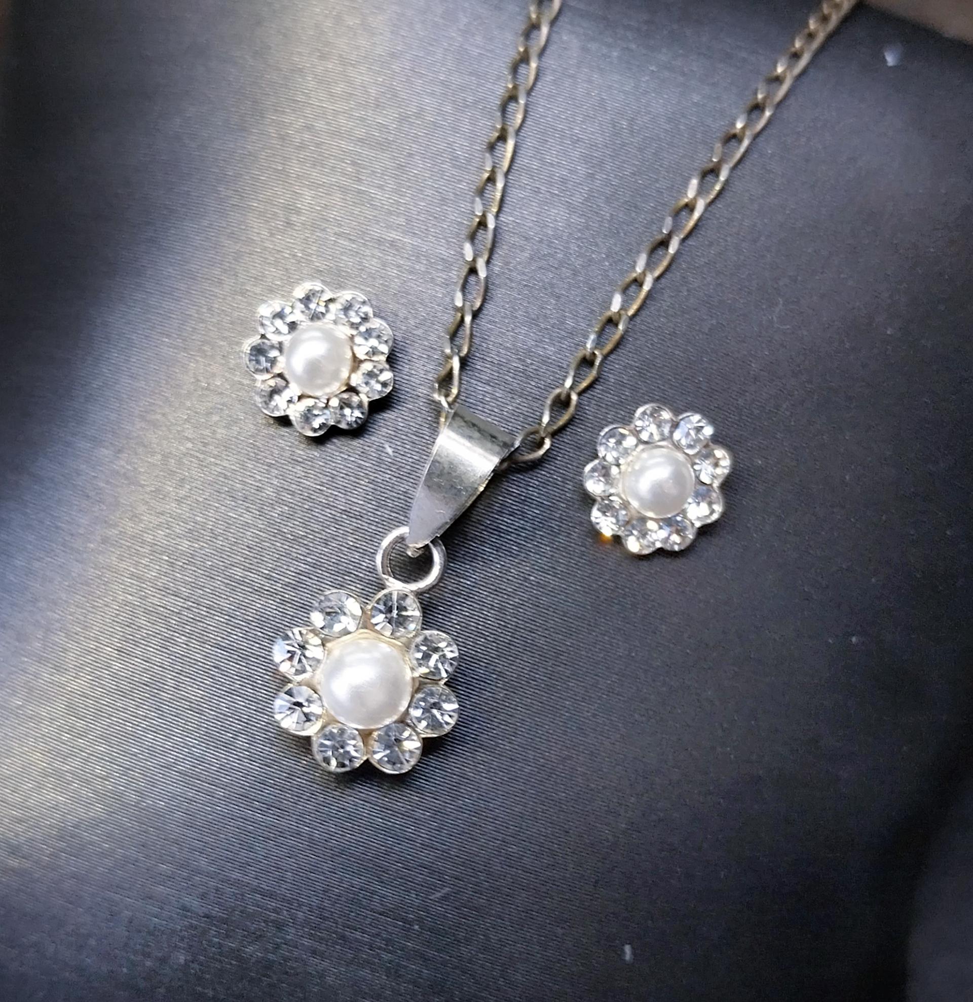 Sterling Silver Daisy Flower  Necklace and Matching Earrings Set - 2.3g