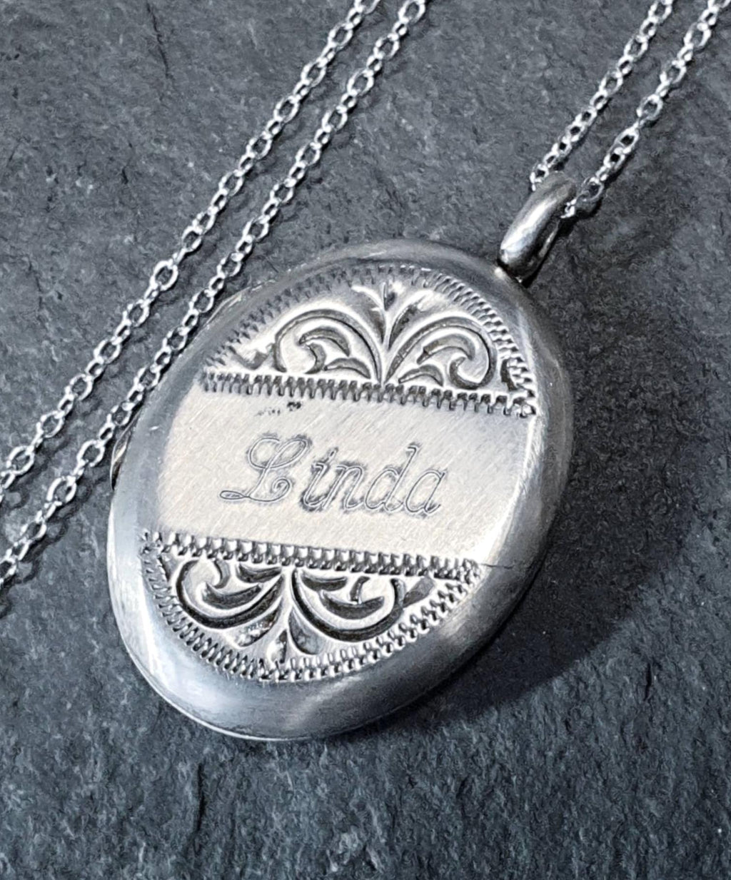 STERLING SILVER Locket Necklace - Engraved 'Linda' - with 18" Chain - 5g