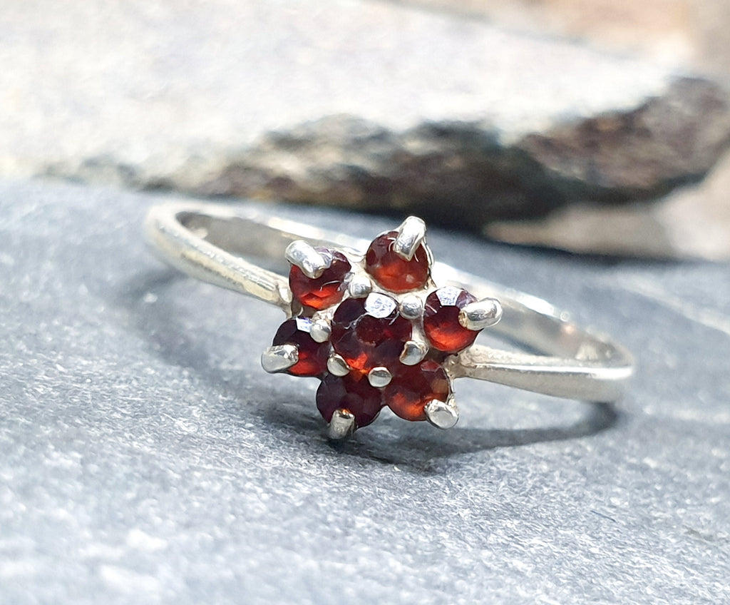 SILVER RING with Garnet Cluster, hallmarked 1977 - uk size N (us 6.5) - 6.4g