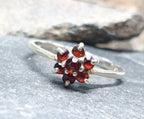 SILVER RING with Garnet Cluster, hallmarked 1977 - uk size N (us 6.5) - 6.4g