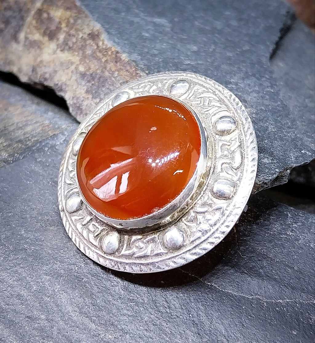 ROBERT ALLISON Carnelian blood orange Brooch - Shield c. 1955 - 15.9g